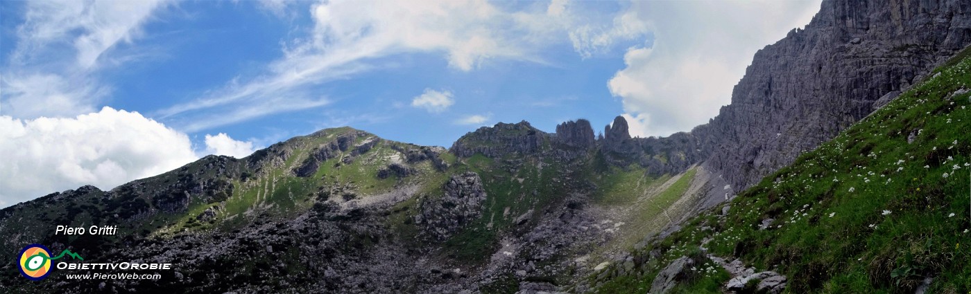 31 Vista sul vallone dei mughi con in fronte a sx Corna Grande.jpg